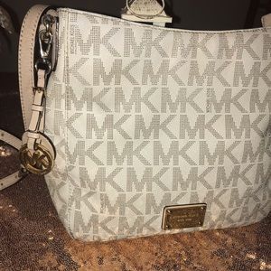 Women’s cross body purse